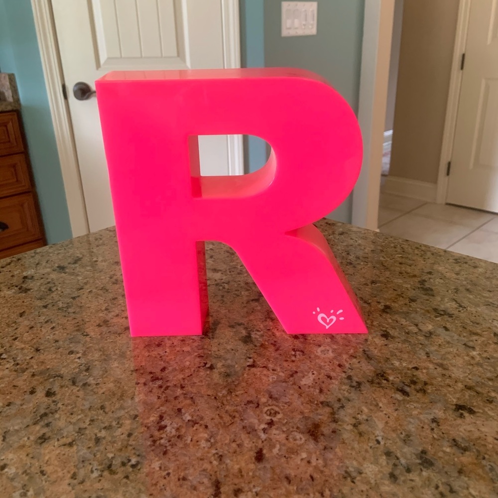 Light Up Letter “R” Sign